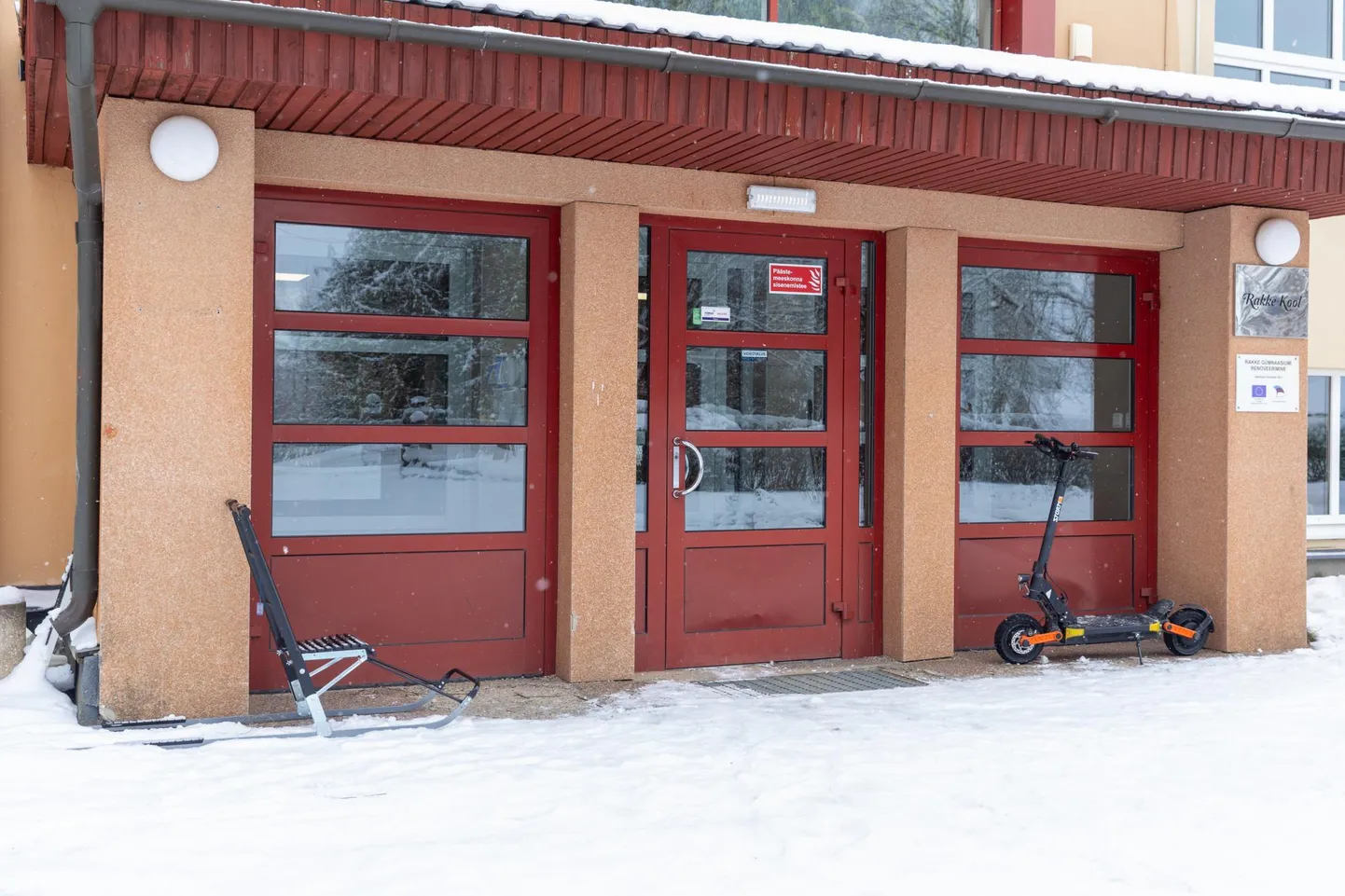Elektritõuks ja Soome kelk Rakke koolimaja ees.