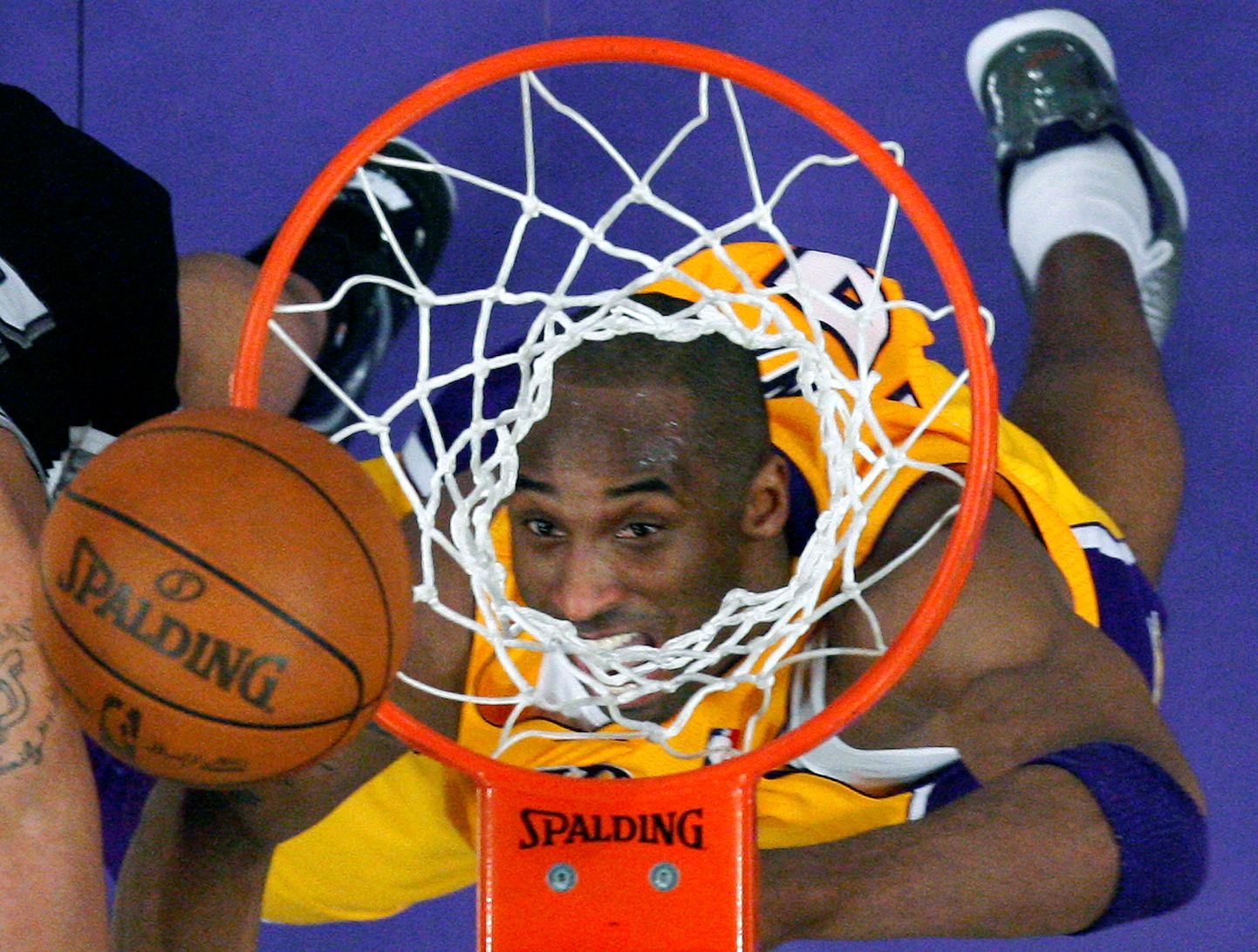 Los Angeles Lakersi Kobe Bryant 12. aprillil 2012 Los Angeleses toimunud kohtumises San Antonio Spursiga