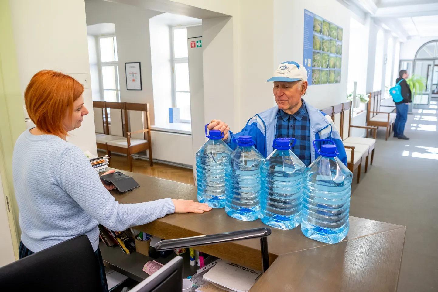 USALDAB, EI USALDA: Kuressaare veekriisi ajal sai pudelivesi paljudele nii armsaks, et nüüd, kus tsentraalne veevärk on pahalastest prii, ei raatsita sellest ikka veel loobuda. Pildil annab vallavalitsuse töötaja Kaidi Ottis veepudeli linnakodanik Märt Pärnale.