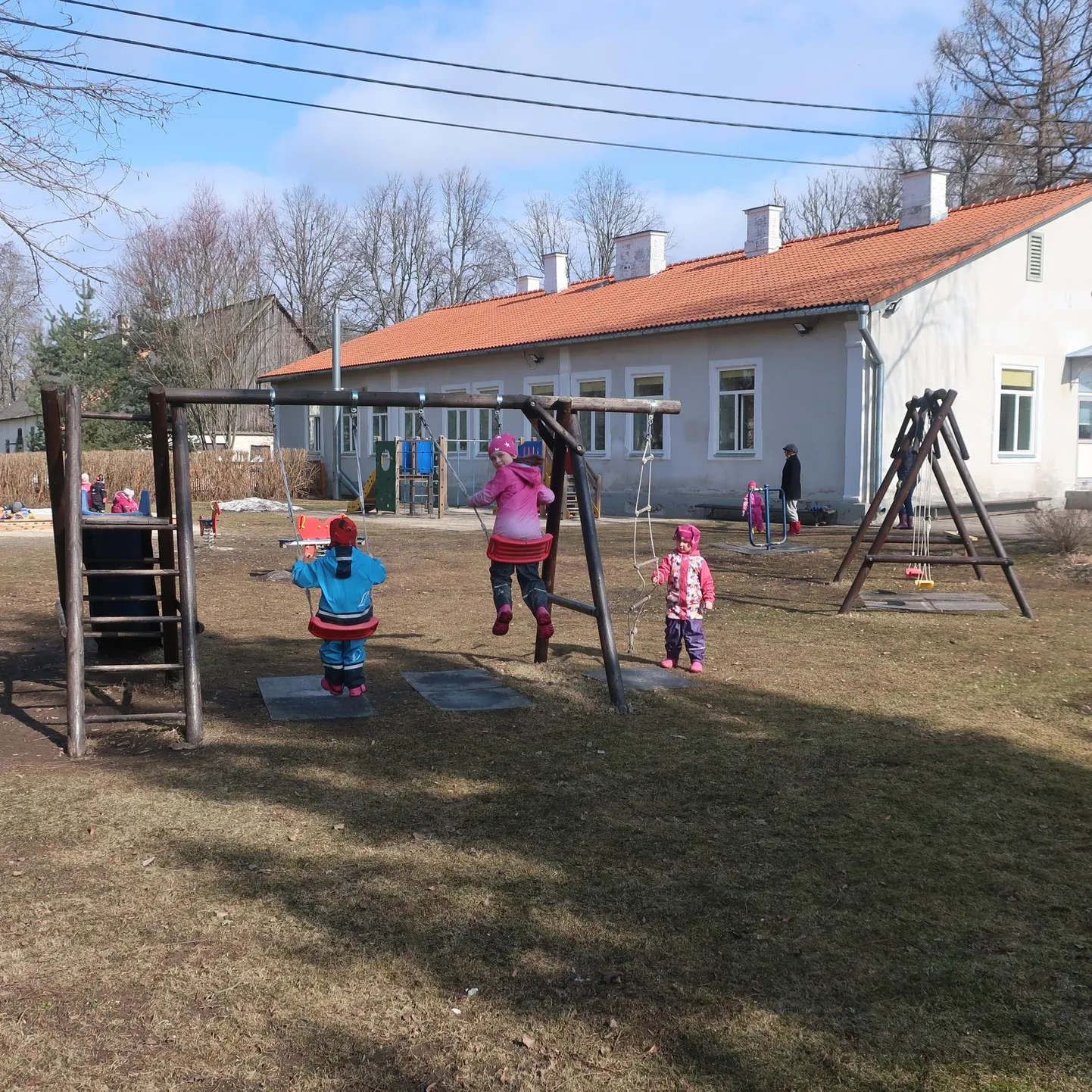 Ahja mudilastele jääb ka pärast lasteaedade liitmist nende õu alles.