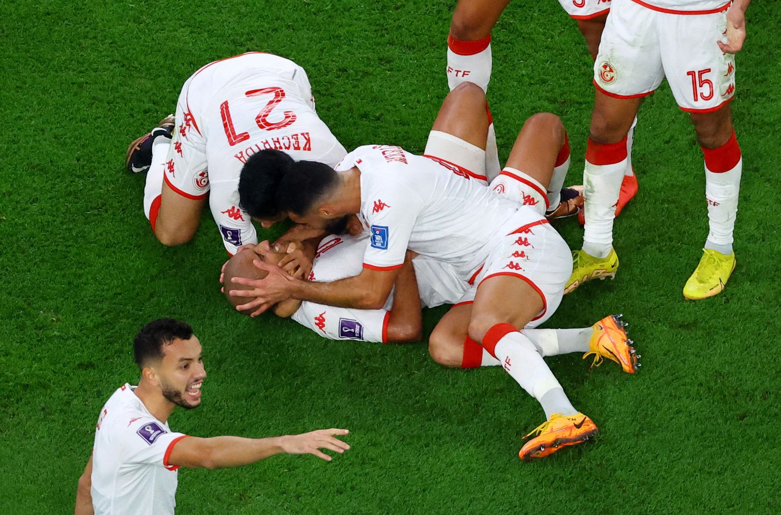 Tuneesia mängijad väravat tähistamas.