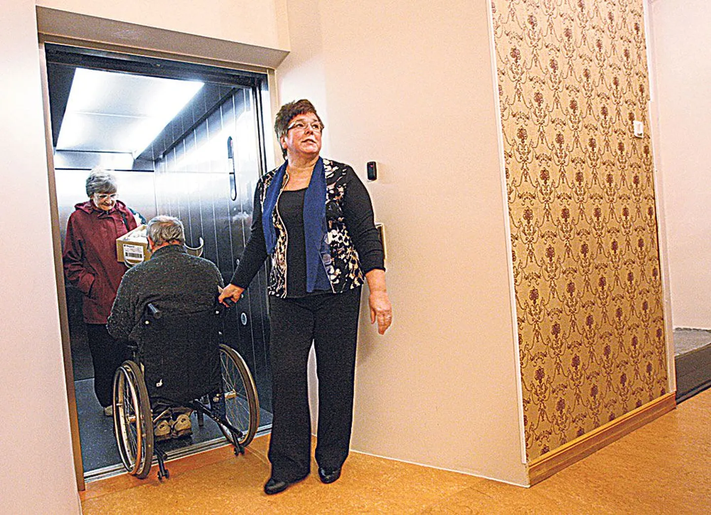 Uderna hooldekodu juhataja Aime-Anne Soeson sõidutas eile vana maja uhiuue liftiga teiselt korruselt esimesele hooldekodus elava Vellar Kohvi. Ka hooldekodu meditsiiniõde Marje Aas (tagaplaanil) kasutas juhust, et jalavaeva vähendada.