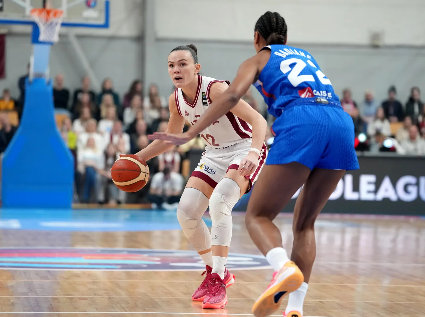 Latvijas sieviešu basketbola izlases spēlētāja Anete Šteinberga (nr.12, baltā tērpā) Eiropas čempionāta kvalifikācijas spēlē basketbolā sievietēm starp Latvijas un Francijas izlsaēm "Rimi" Olimpiskajā centrā.