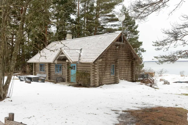 Harjumaal Lahemaa rahvuspargis Hara külas asuv hoone on ehitusregistris kirjas kui kütteta rehetuba-paadikuur. Tegelikult on seal aga nüüdisaegne köetav palkmaja.