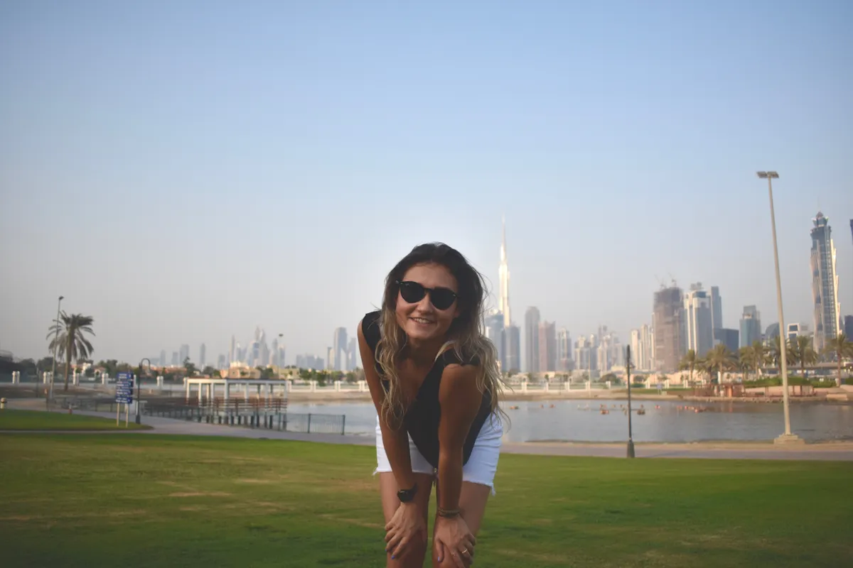 Sintija ar skatu uz Dubaiju fonā