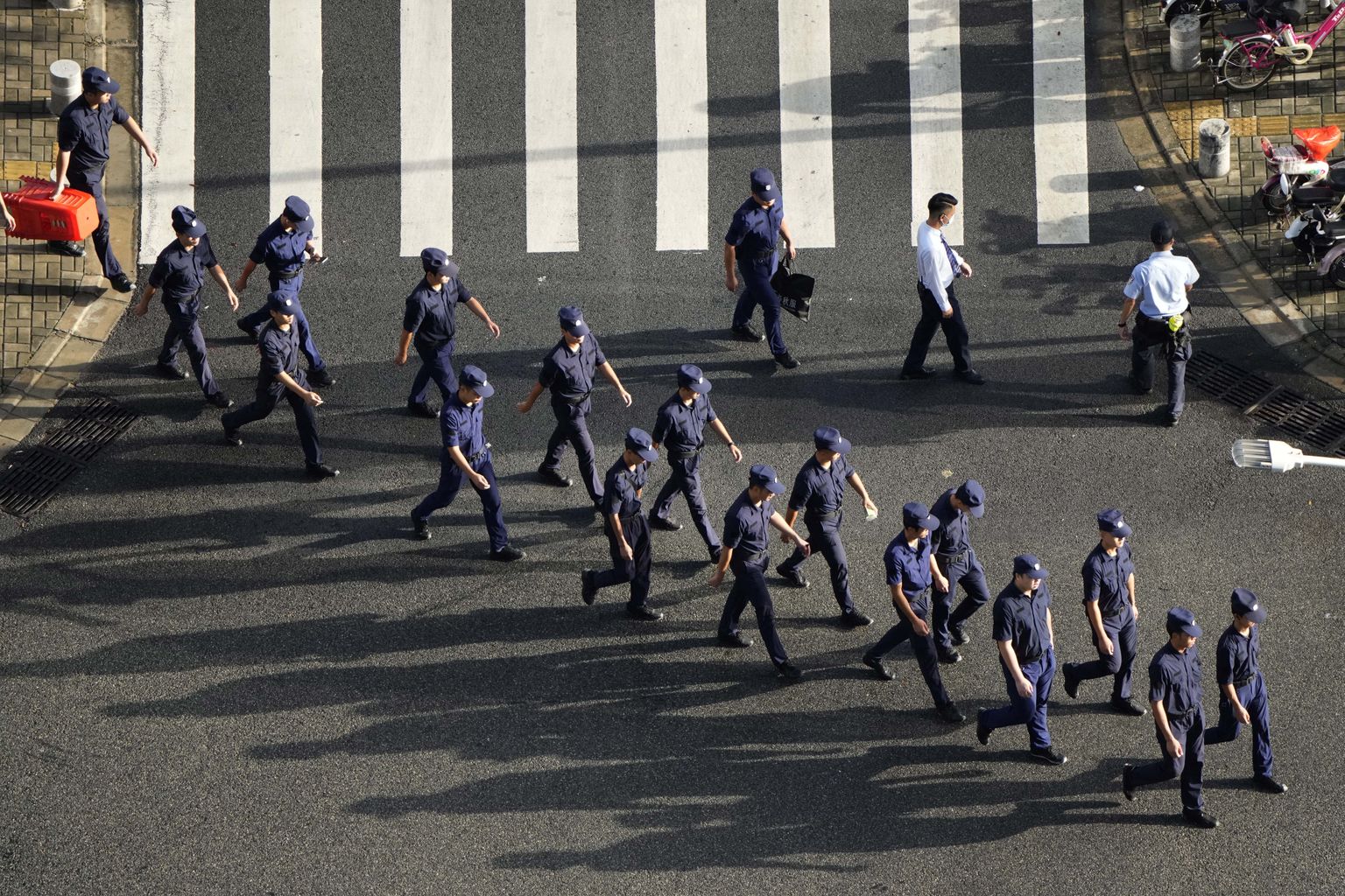 Hiina politsei valmistub Shenzhenis Evergrande peakontori juures olukorra kontrollimiseks