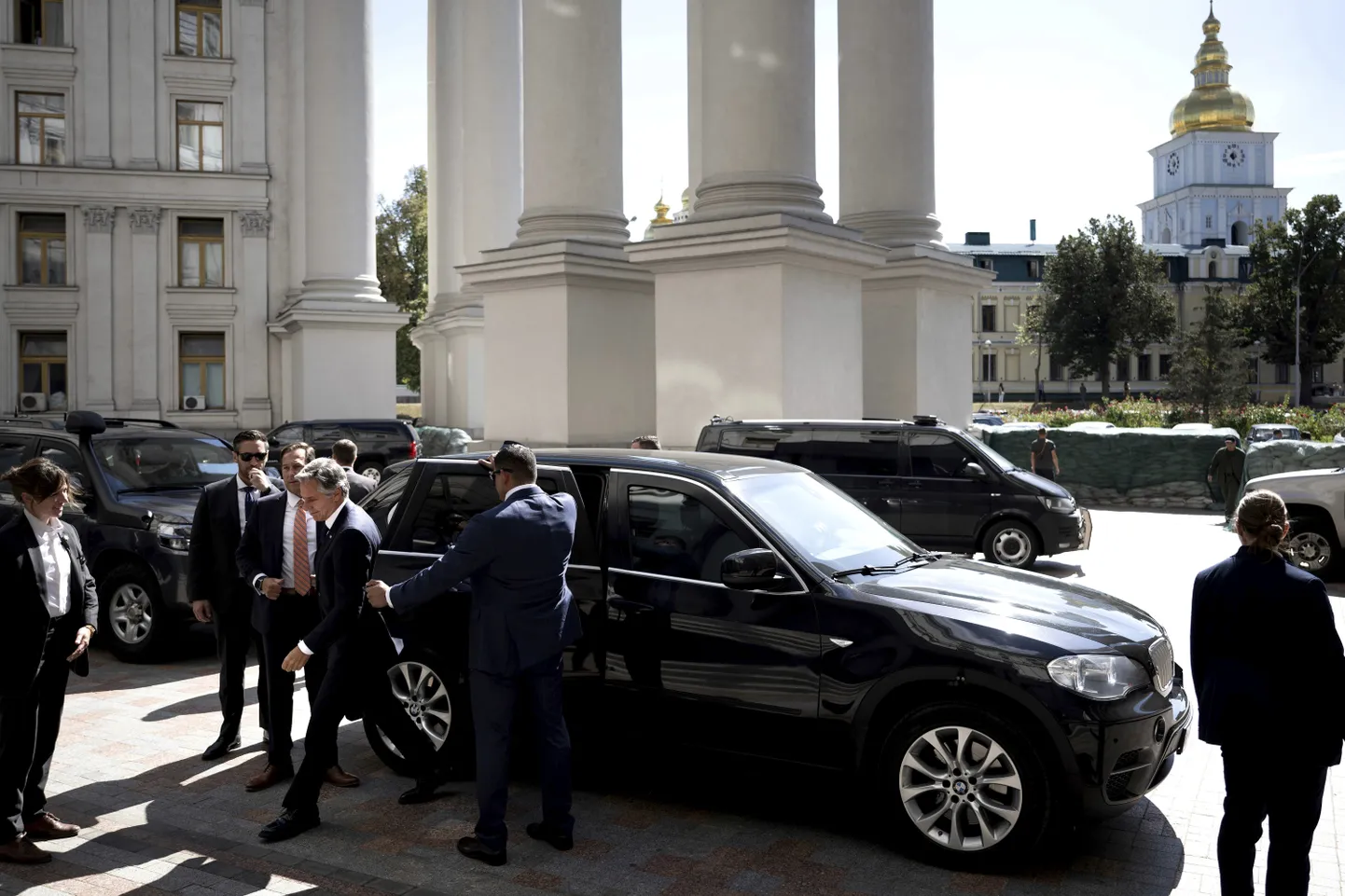 Antony Blinken saabumas Kiievis välisministeeriumi hoone juurde.