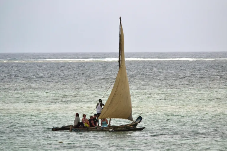 Selle trimaraaniga teevad kohalikud poisid turistidele sõite. Lainetel hoiavad selle tasakaalus pardast kahele poole seotud puust ujukid.