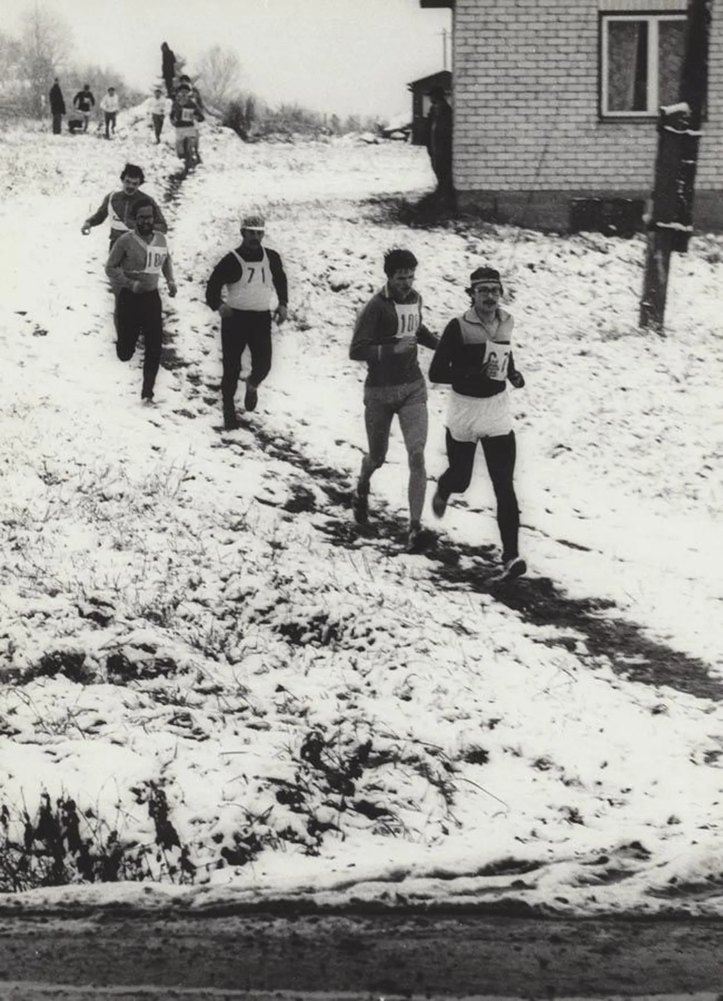 See fotomeenutus ümber Viljandi linna jooksust pärineb 1978. aastast, kui oktoobri algul sadas maha lumi ning jooksjad pidid 13 kilomeetri pikkuse raja läbima talvistes oludes.