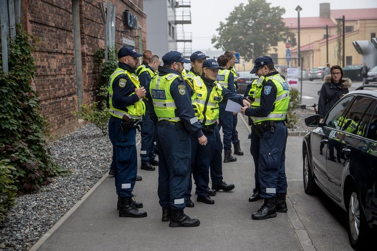 Politseinikud ja abipolitseinikud kogunevad maksuametisse hommikusele nõupidamisele, et leppida kokku reidiplaan. Foto: Sander Ilvest