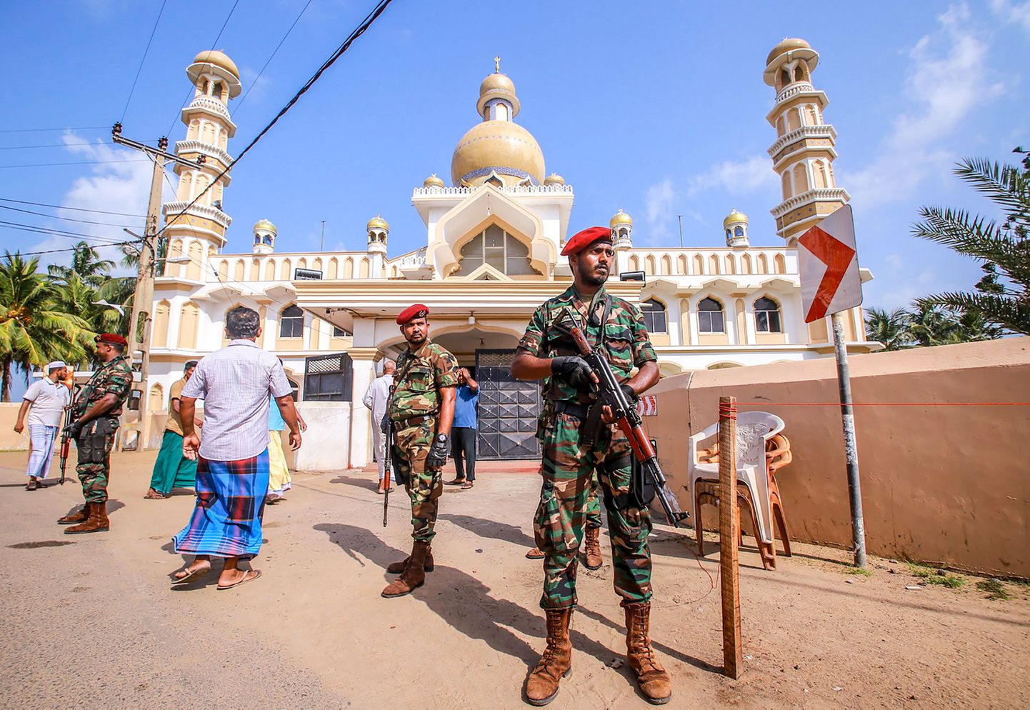 Sri Lanka julgeolekujõud mais Negombo linnas tagamas julgeolekut pärast moslemite ja kristlaste kokkupõrkeid.