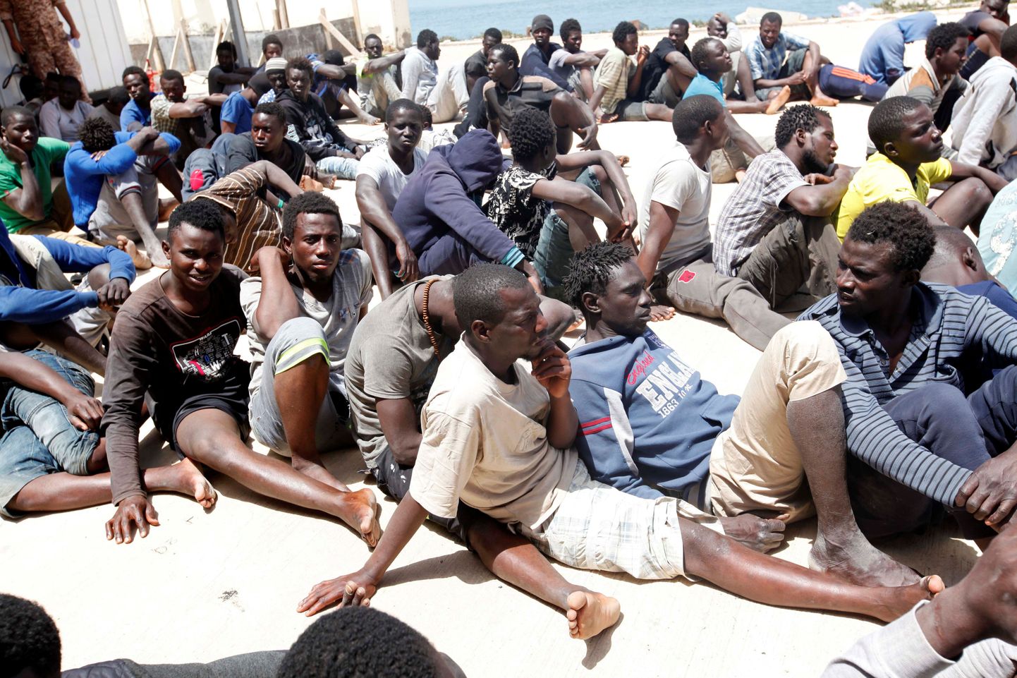 Liibüa piirivalve poolt merelt ära toodud sisserändajad.