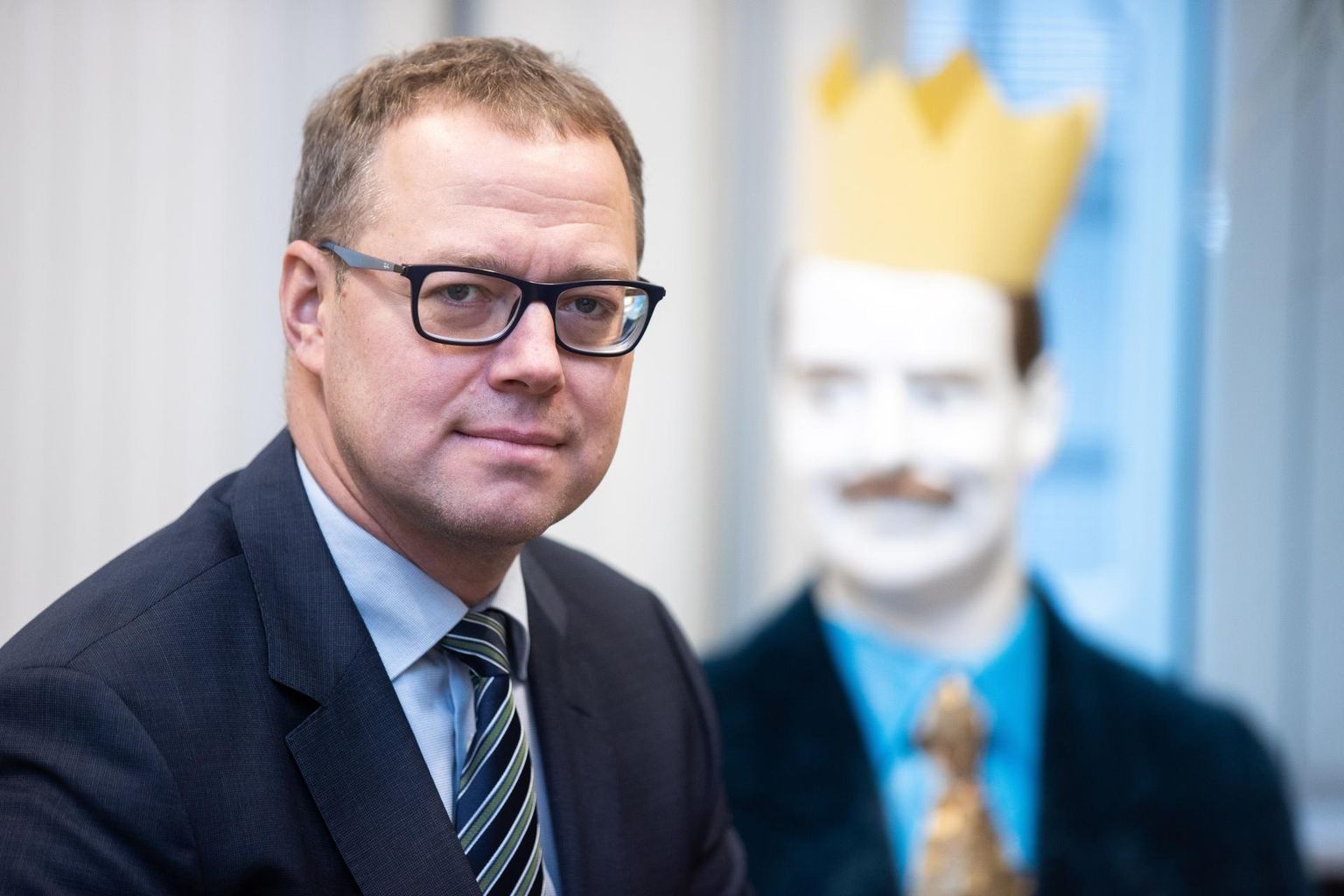 Eesti Panga asepresidendi Ülo Kaasiku sõnul tuleb ka 2022. aasta ebakindel, sest kõik sõltub koroonaviiruse muteerumisest. Kaasiku kabinetti ehib Rait Pärja tehtud Siim Kallase kuju.