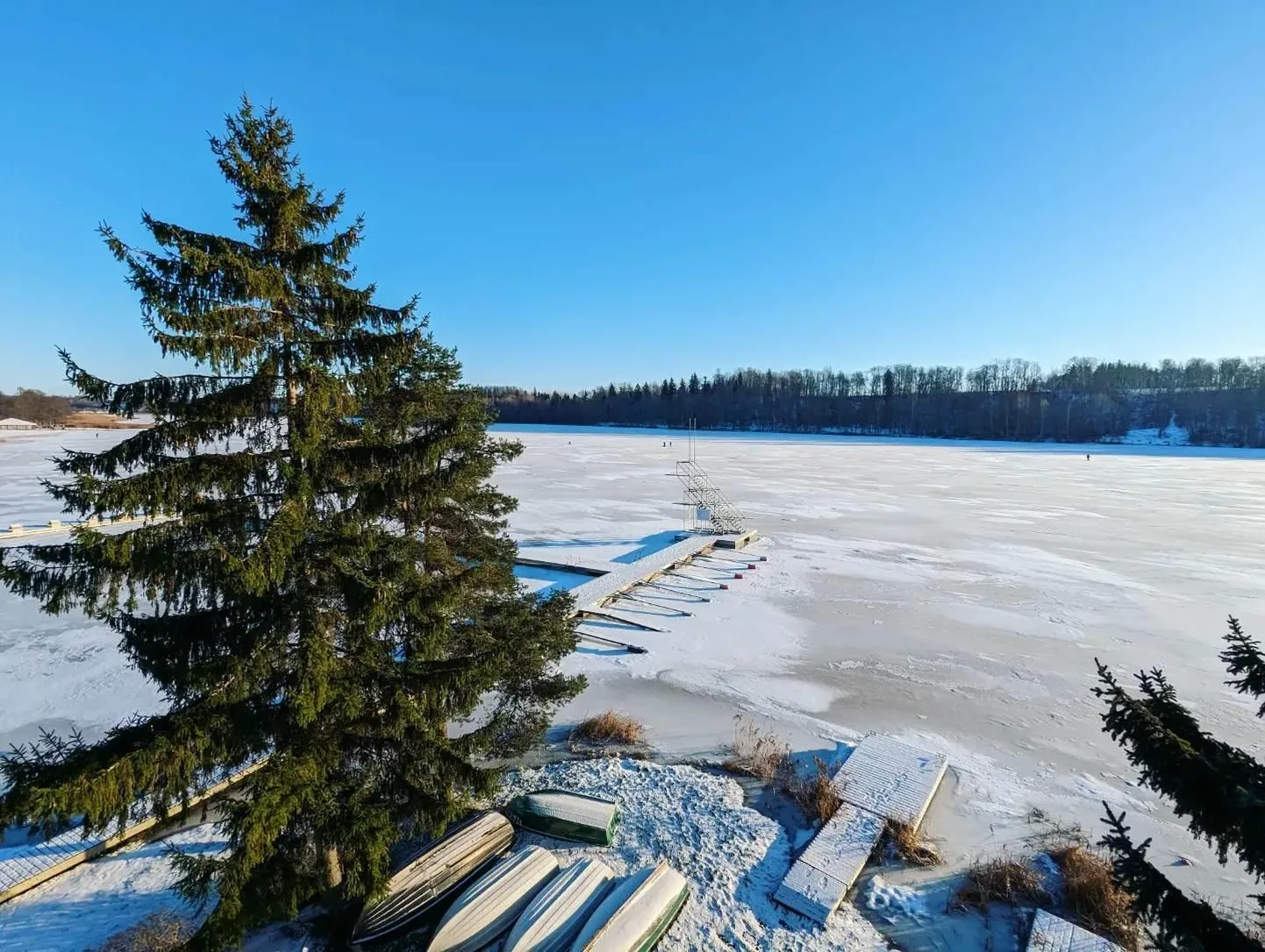 Viljandi järvel laiub linna suurim looduslik liuväli.