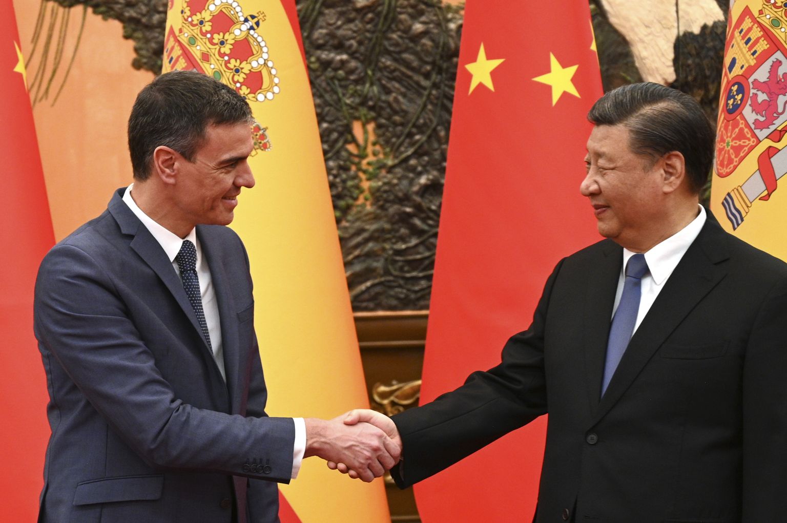 Spānijas premjers Pedro Sančess un Ķīnas diktators Sji Dzjiņpins
