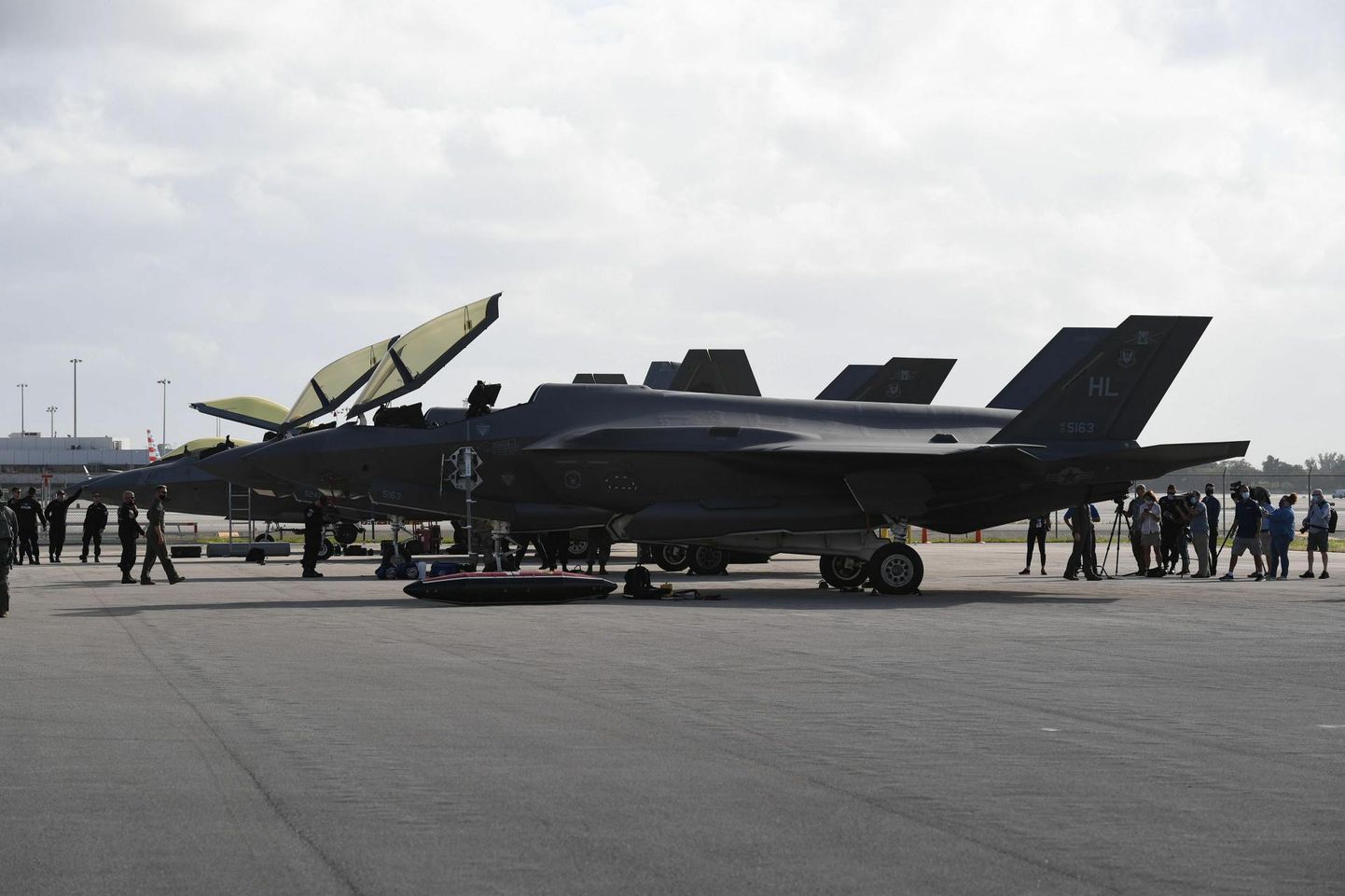 Maailma suurim kaitsetööstusettevõte on Lockheed Martin. Fotol nende toodetavad uue põlvkonna hävitajad F-35 Lightning II.