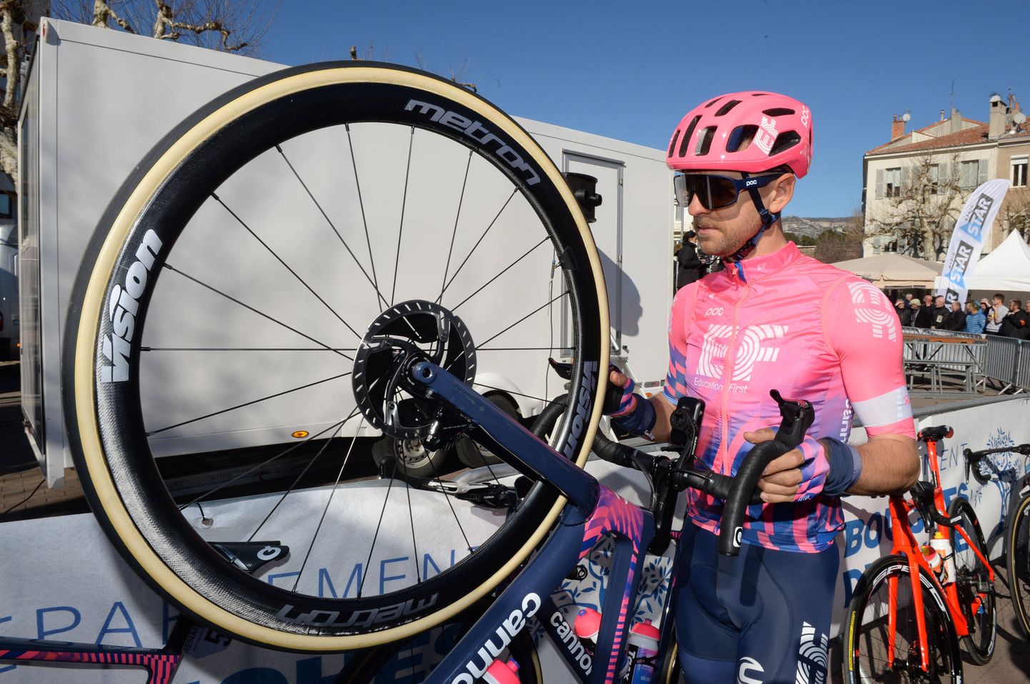 Tanel Kangert uuel aastal enam EF Pro Cyclingu roosa särgiga ei kihuta.