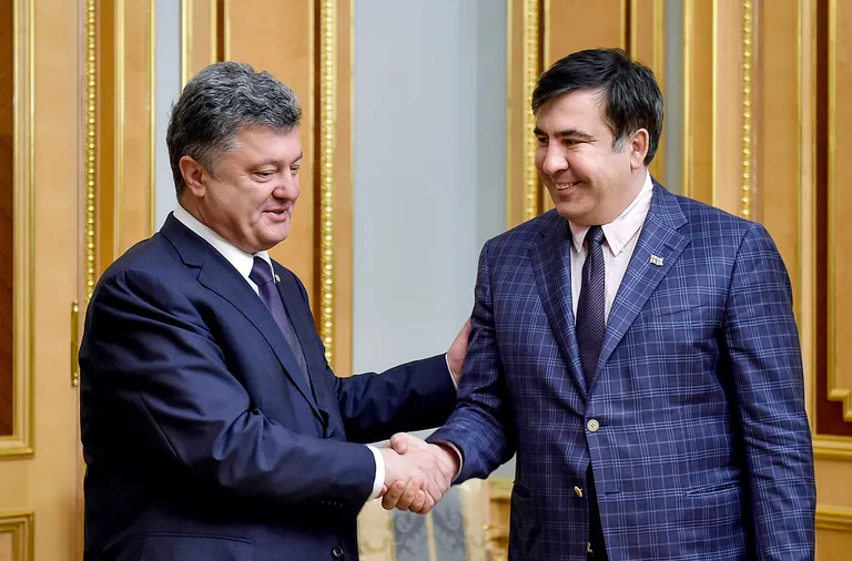 President Petro Porošenko (vasakul) surumas kätt Mihheil Saakašviliga. Meeste omavahelised suhted halvenesid ja lõpuks võttis Porošenko Saakašvililt ära Ukraina kodakondsuse.