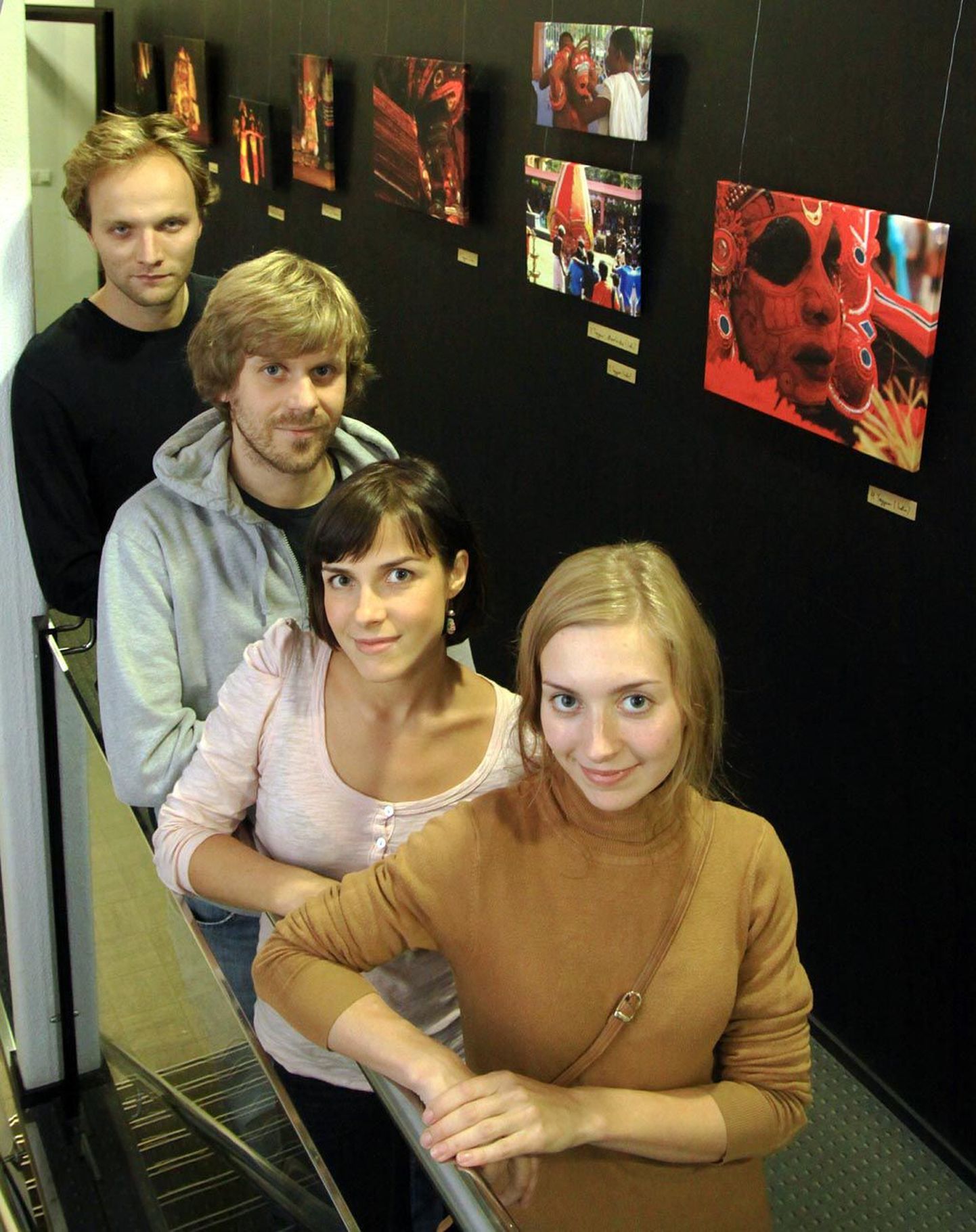 Eneli Raud (paremalt), Laura Peterson, Karol Kuntsel ja Ott Aardam jagavad pärnakatega oma fotomuljeid eksootilistest teatrikunstidest ja rituaalidest.