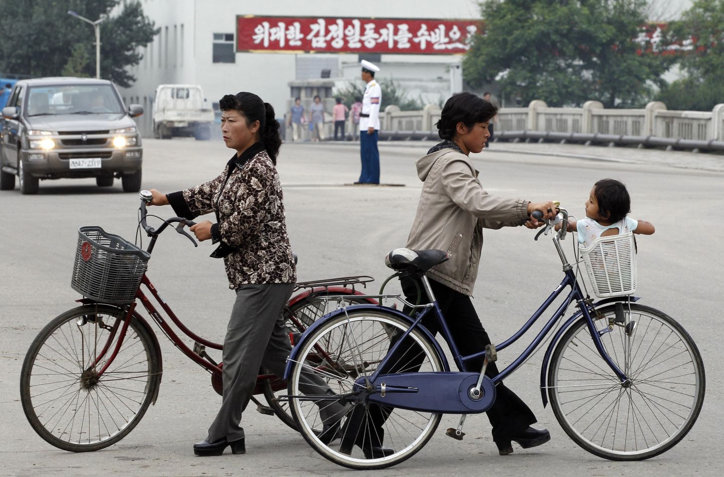 Põhja-Korea naised said loa sõita jalgrattaga