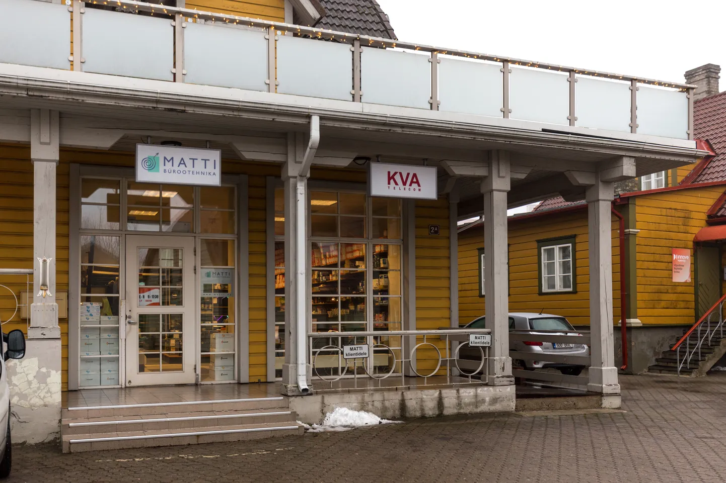 Silt Tallinna tänava sisehoovis asuva ärimaja fassaadil annab teada, et seal asub ettevõte KVA Telecom.