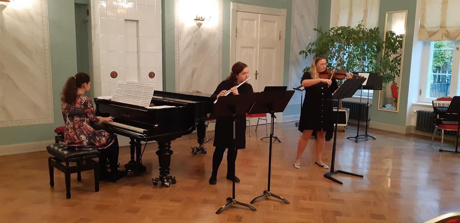 Koeru muusikakooli õpetajad annavad mõnikord ka ise õpilastele ja nende vanematele kontserte. Pildil mängib klaverit Aleksandra Serebrjakova, flööti Kerstin Laanemets ja viiulit Ksenia Vaher.