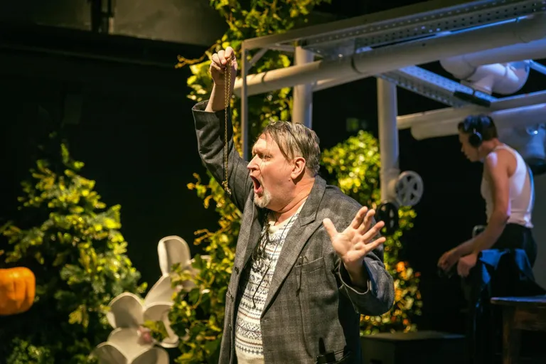 Indrek Taalmaa kuulub lavastaja mõttekaaslaste hulka juba kunagise Paabeli teatri ajast.