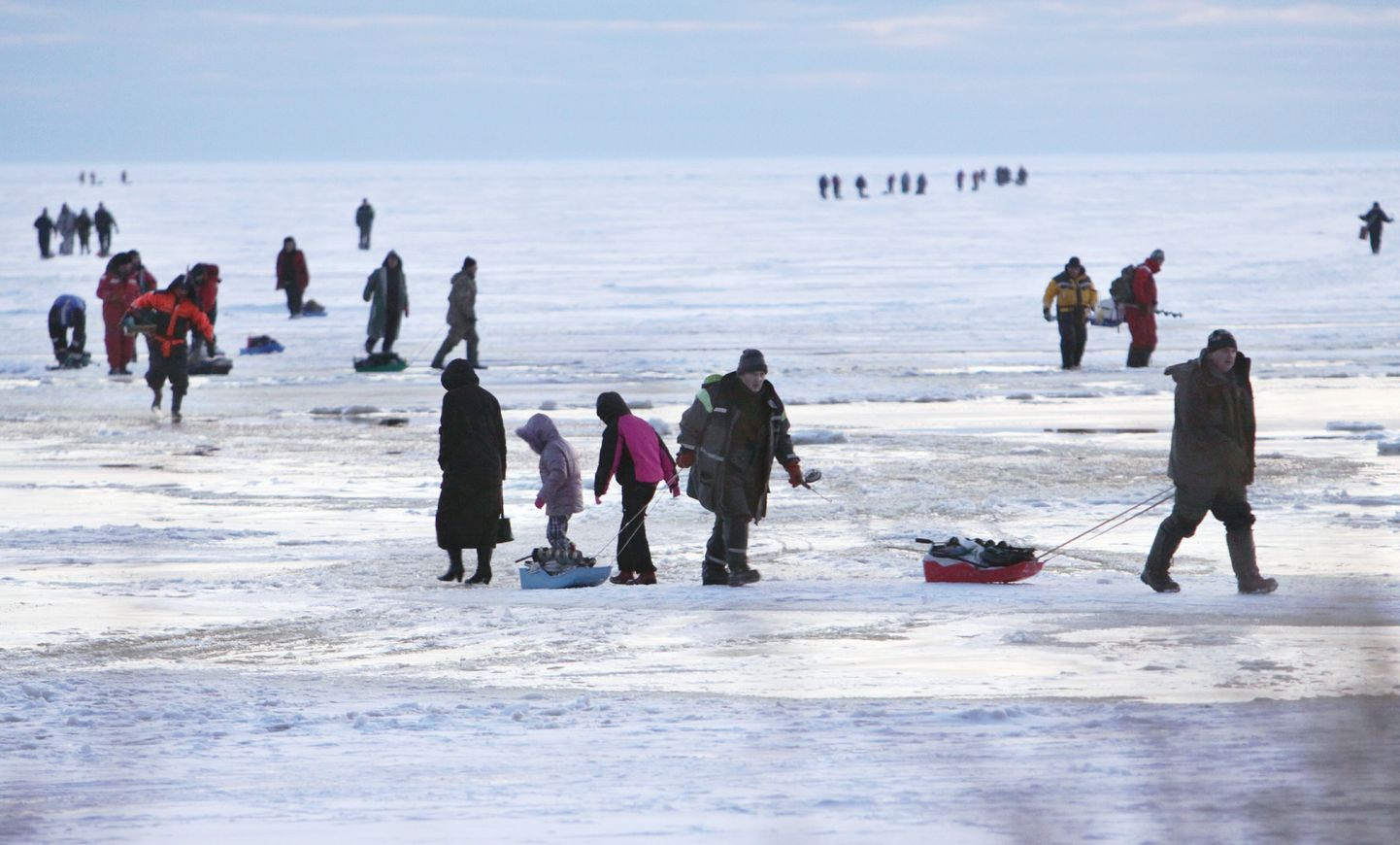 Keskkonnainspektsioon hakkab koos Läti kalakaitsjatega sel talvel Pärnu lahel kalastajaid kontrollima. Foto on illustreeriv.