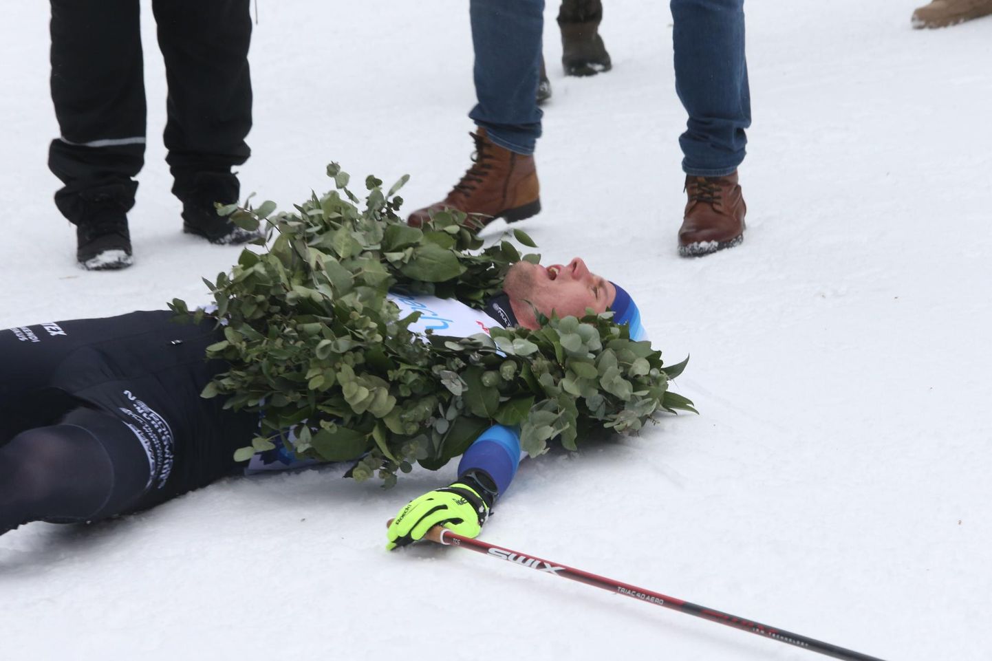 Tartu maratoni võitja Mart Kevin Põlluste langes pärast lõpetamist lumele.