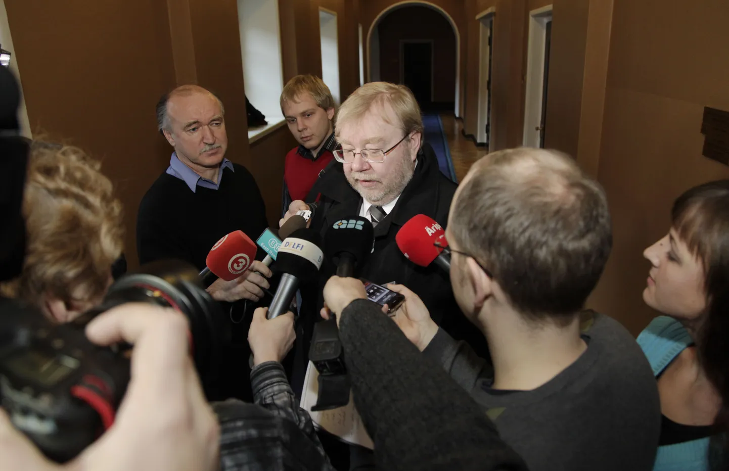 Mart Laar ajakirjanike piiramisrõngas