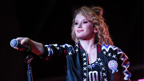 Rīgā pēkšņi pārtraukts dziedātājas Monetočkas koncerts, mākslinieci hospitalizē