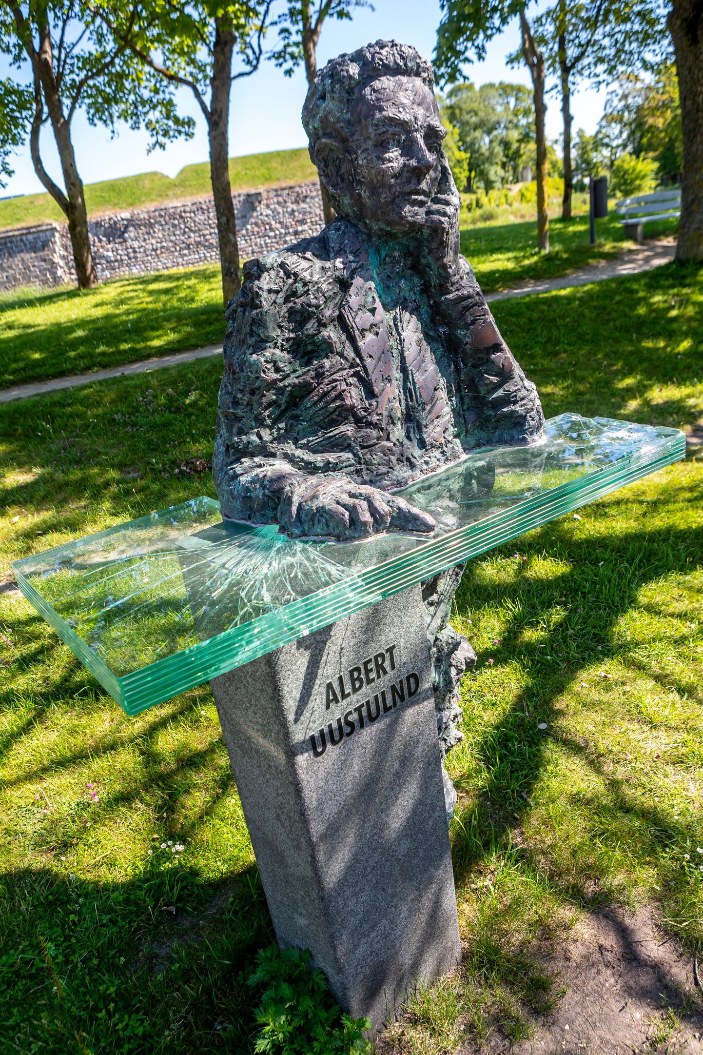 Albert Uustulndi lõhutud monument.