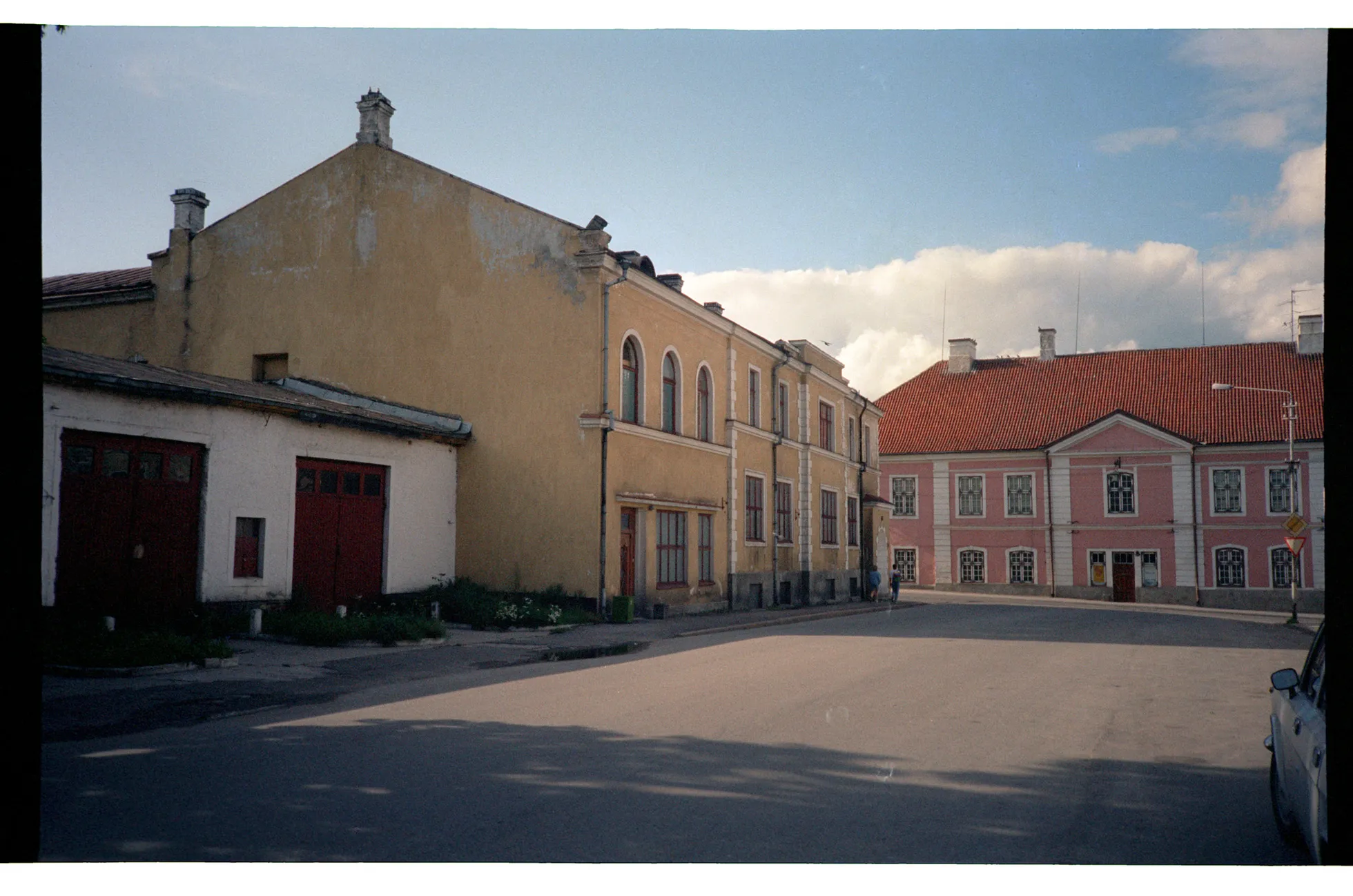 Vaade Pikalt tänavalt Tallinna tänava suunas Rakveres; 12.08.1993