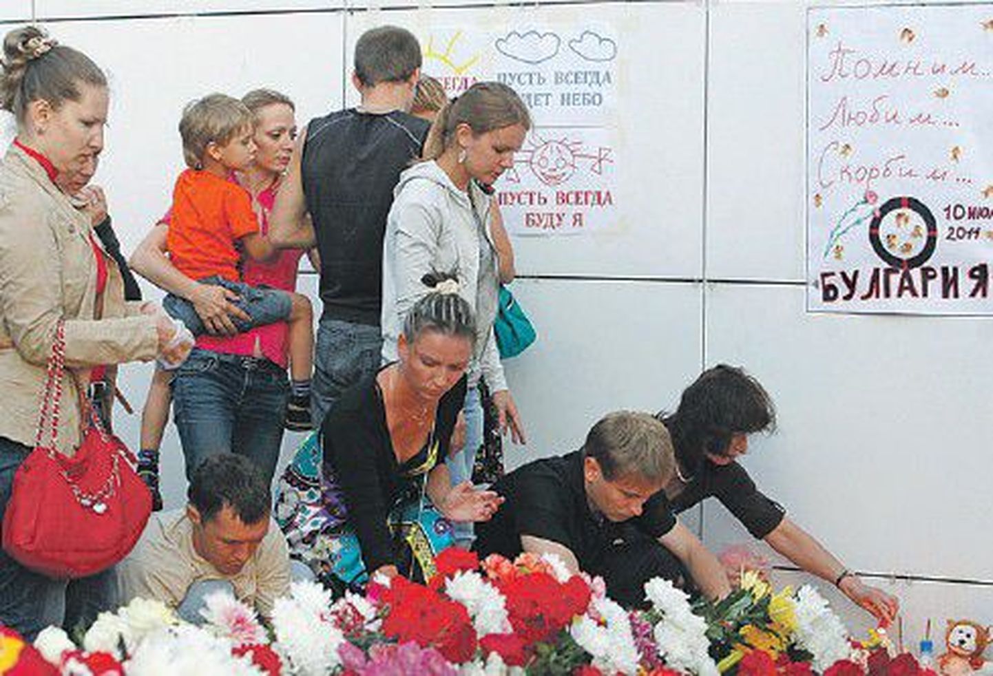 Жители Казани возлагают цветы в память о погибших на затонувшем теплоходе «Булгария».