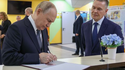 VIDEO ⟩ Putini paistes käsi tekitas taas tervisespekulatsioone