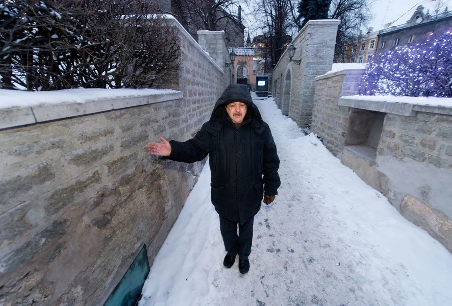 Kultuuriväärtuste ameti muinsuskaitseosakonna juhataja Boris Dubovik näitab Trepi tänava müüri, mis tuleb riigikohtu otsuse järgi maha lammutada.