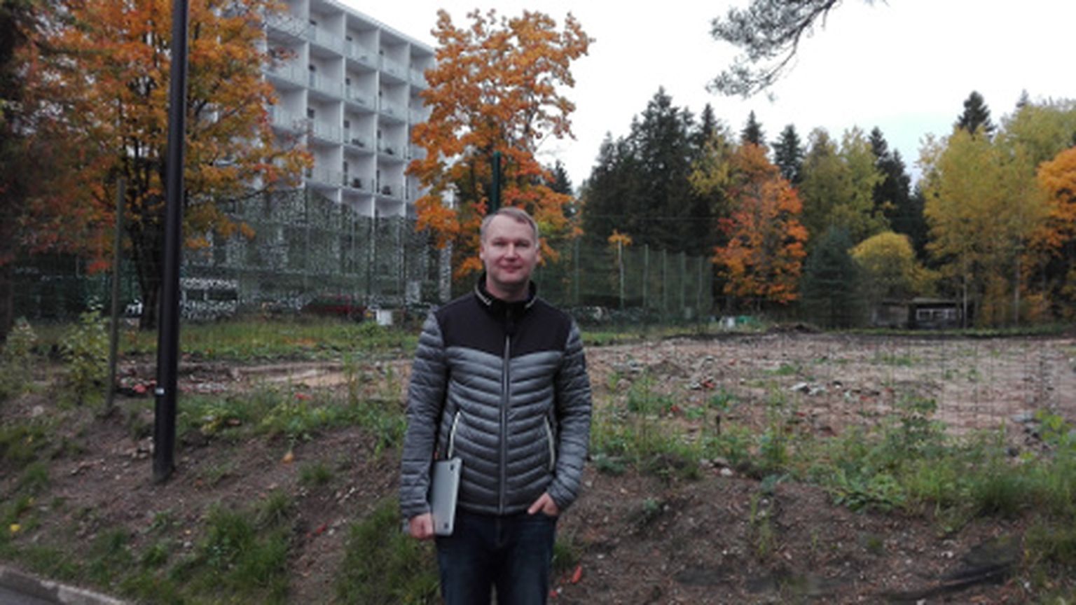 Projektijuht Pavel Ivanov seisab ehitusplatsi ääres, kuhu kavatsetakse ehitada 37 korteriga puhkemaja. Sellega paraneb ka kuurortlinna ilme, sest varem asus Nooruse spaa kõrval kasutuseta amortiseerunud hoone.