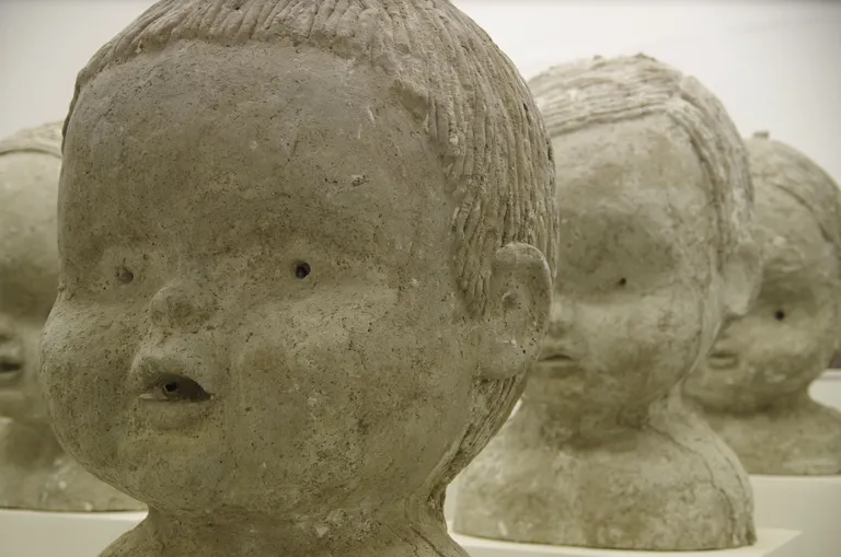 Jass Kaselaane töö "Nukkude väljak", 2014. Installatsioon. Eesti Kunstimuuseum