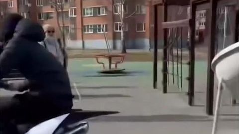 VIDEO ⟩ «Sellel lapsel oli tõesti kaitseingel!» Motikamees kimas läbi mänguväljaku