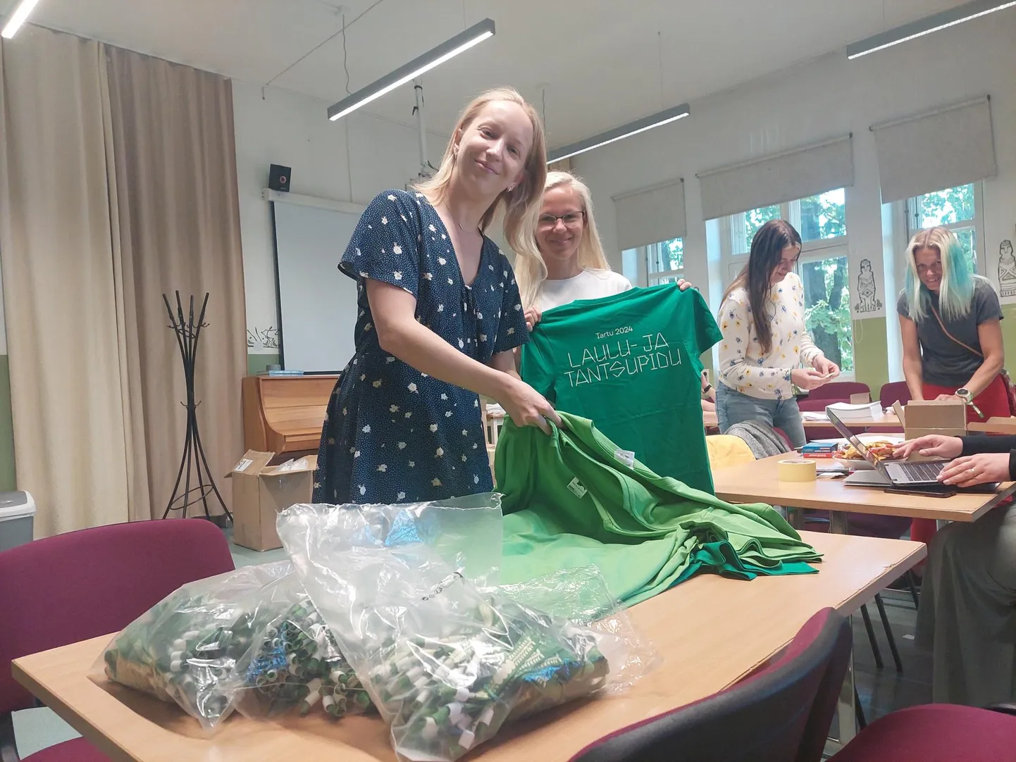 Tartu laulu- ja tantsupeo kommunikatsioonijuht Mari-Liis Koemets ja tantsupeo projektijuht Ave Rosenberg sortisid eile vabatahtlike särke. Vabatahtlikke abilisi on laulupeol ligi sada.
