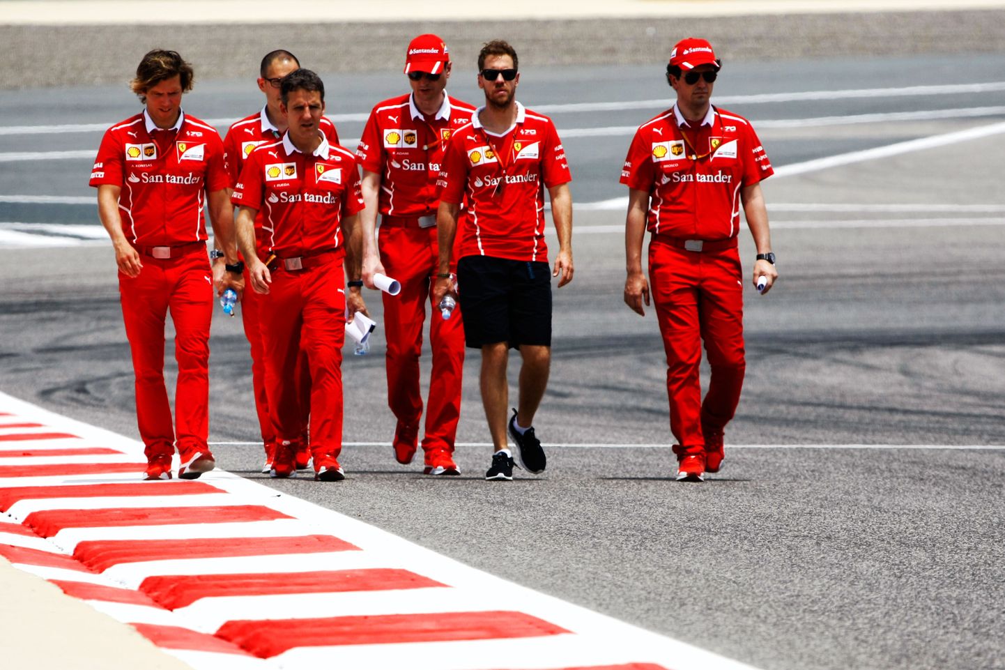 Sebastian Vettel Ferrari tiimi liikmetega.