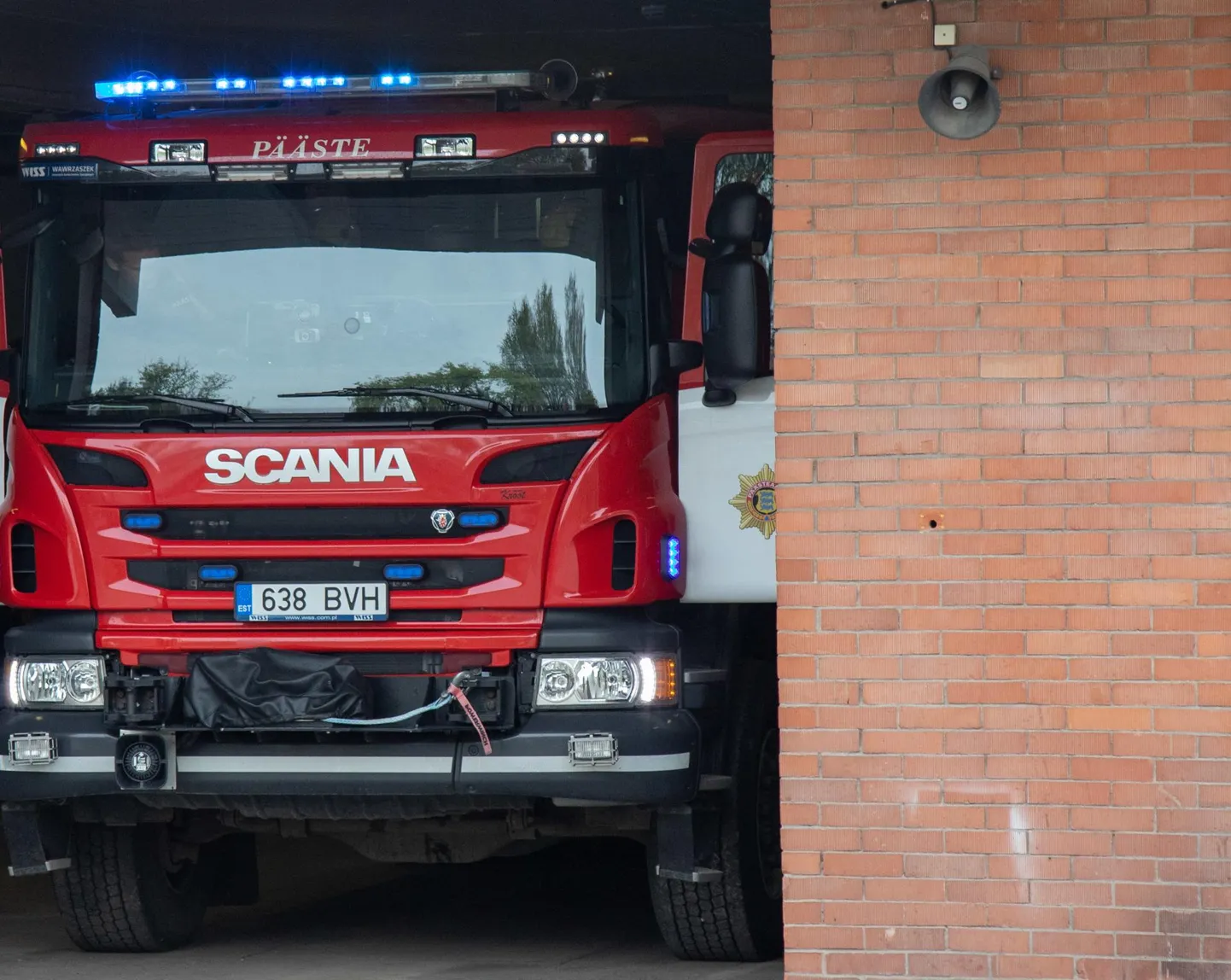 Kohale tõtanud päästjad lokaliseerisid põlengu, kuid maja katus hävis täielikult