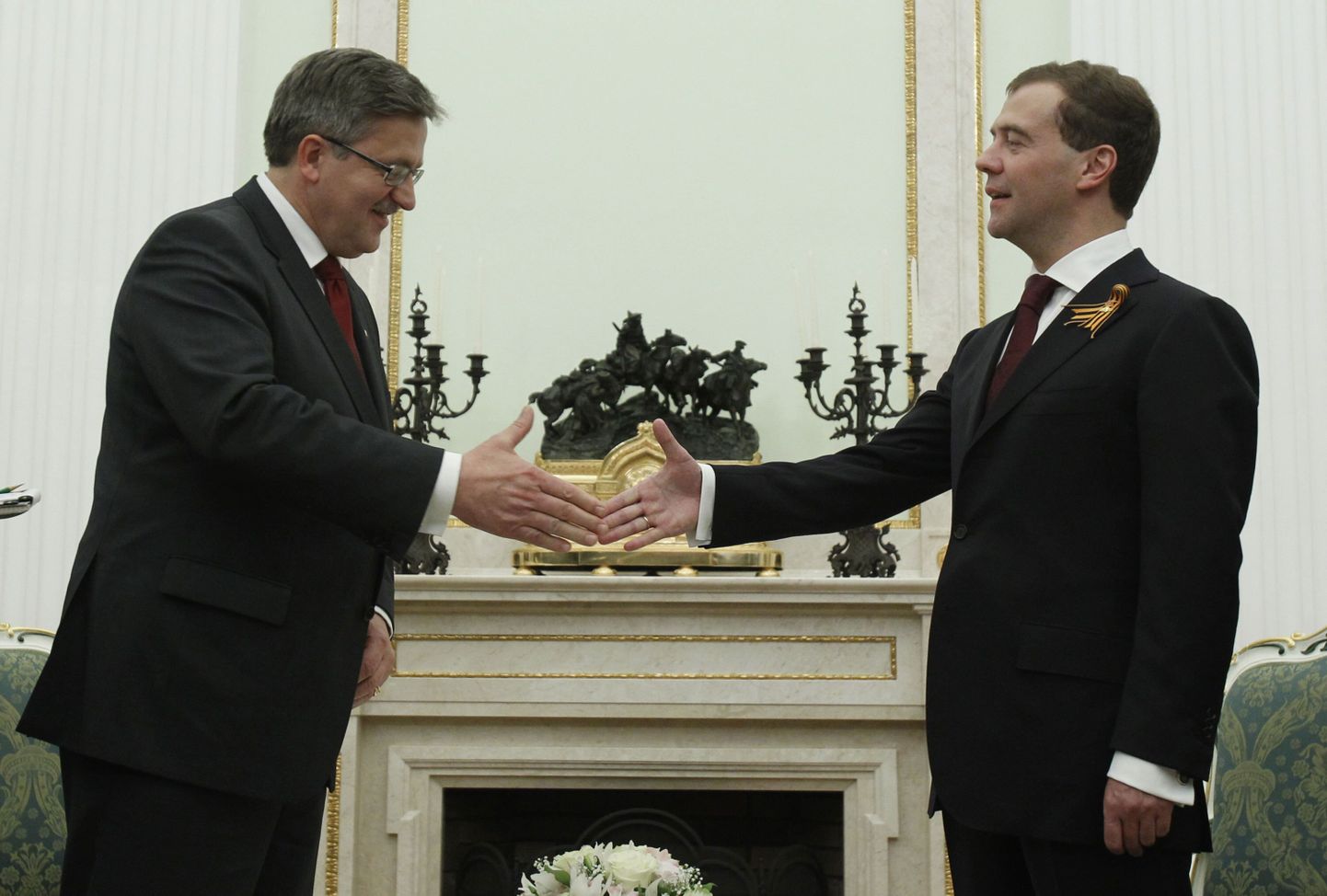 Poola presidendi kt Bronislaw Komorowski (vasakul) koos Vene kolleegi Dmitri Medvedeviga Kremlis.