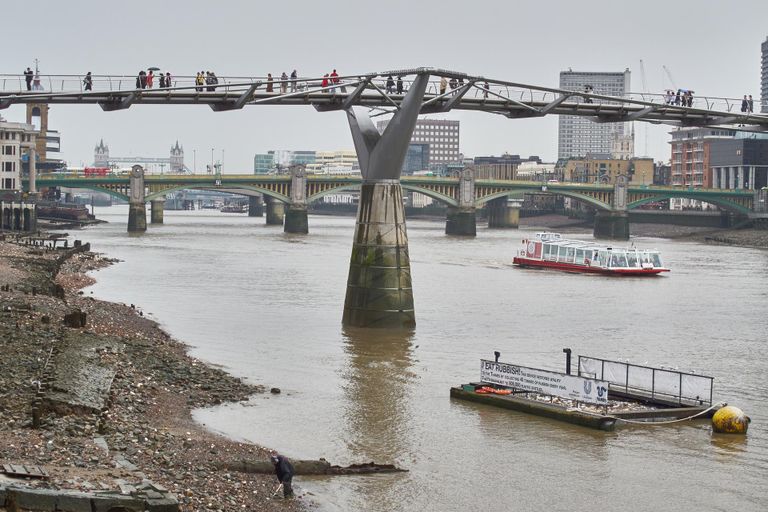 Millennium Bridge Londonis oli pärast avamist kaks aastat suletud, sest projekteerijad ei olnud osanud arvestada silla külgsuunalise kõikumise ja inimeste sammumisest tekkiva tagasisidega. Resonantsist tekkival jõul võib olla purustav iseloom. 