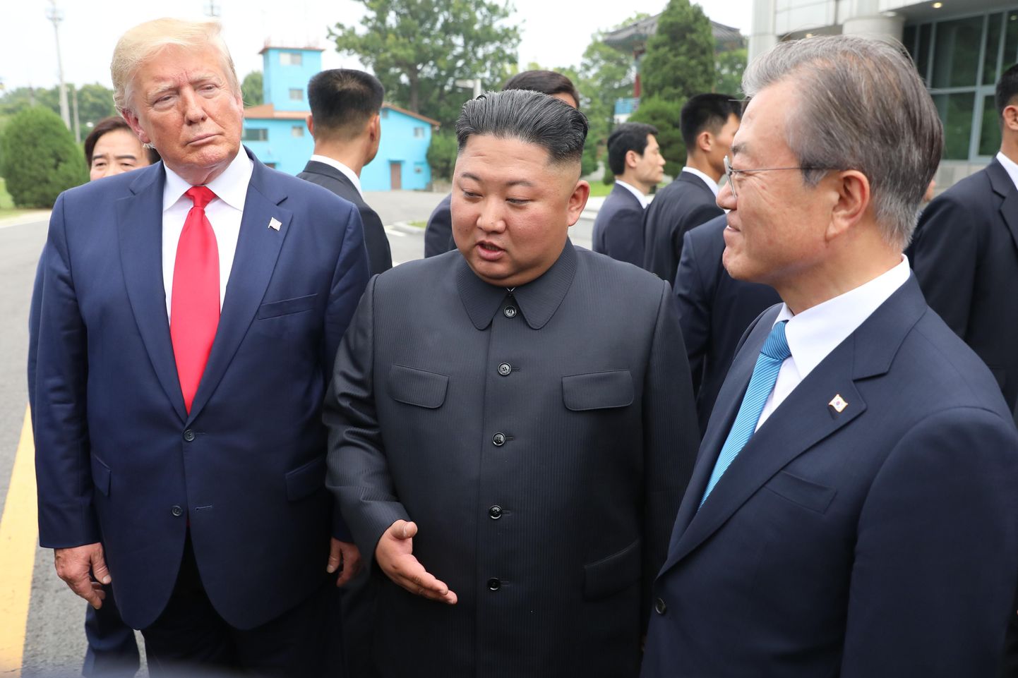USA president Donald Trump (vasakul), Põhja-Korea liider Kim Jong-un ja Lõuna-Korea president Moon Jae-in kaht Koread eraldavas demilitariseeritud tsoonis asuvas Panmunjomi relvarahukülas ajaloolisel kohtumisel.