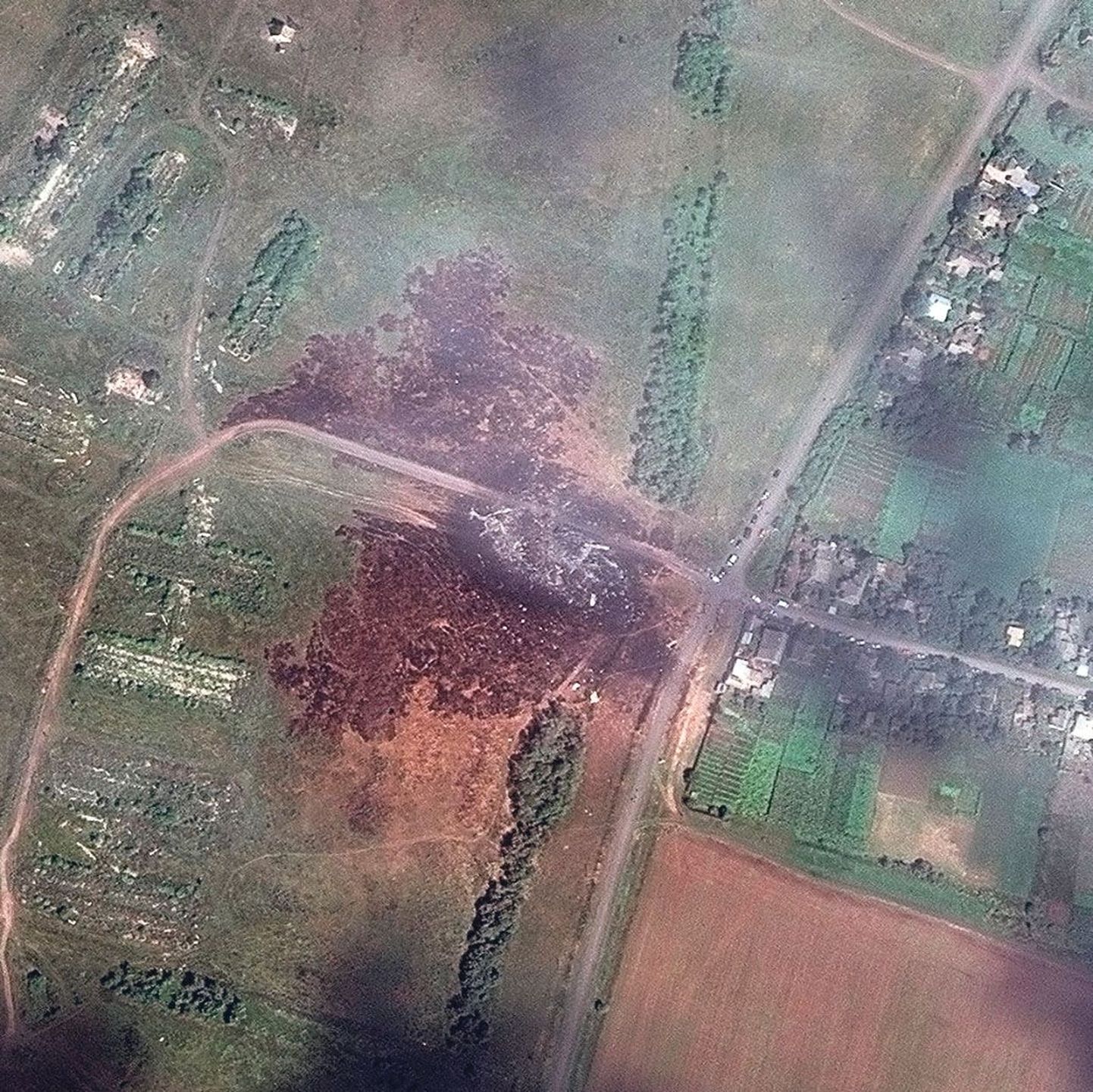 Satelliidifoto Malaisia reisilennuki kukkumiskohast Ida-Ukrainas.