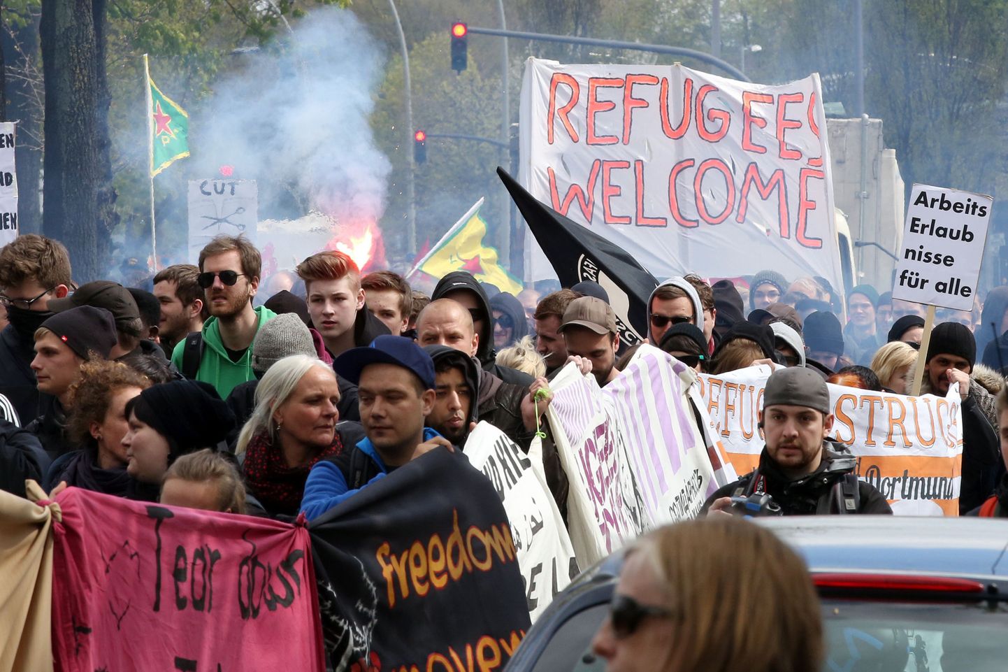 Põgenike saabumist tervitav demonstratsioon Hamburgis. Neli eurooplast kümnest on ent immigratsiooni ees hirmul.