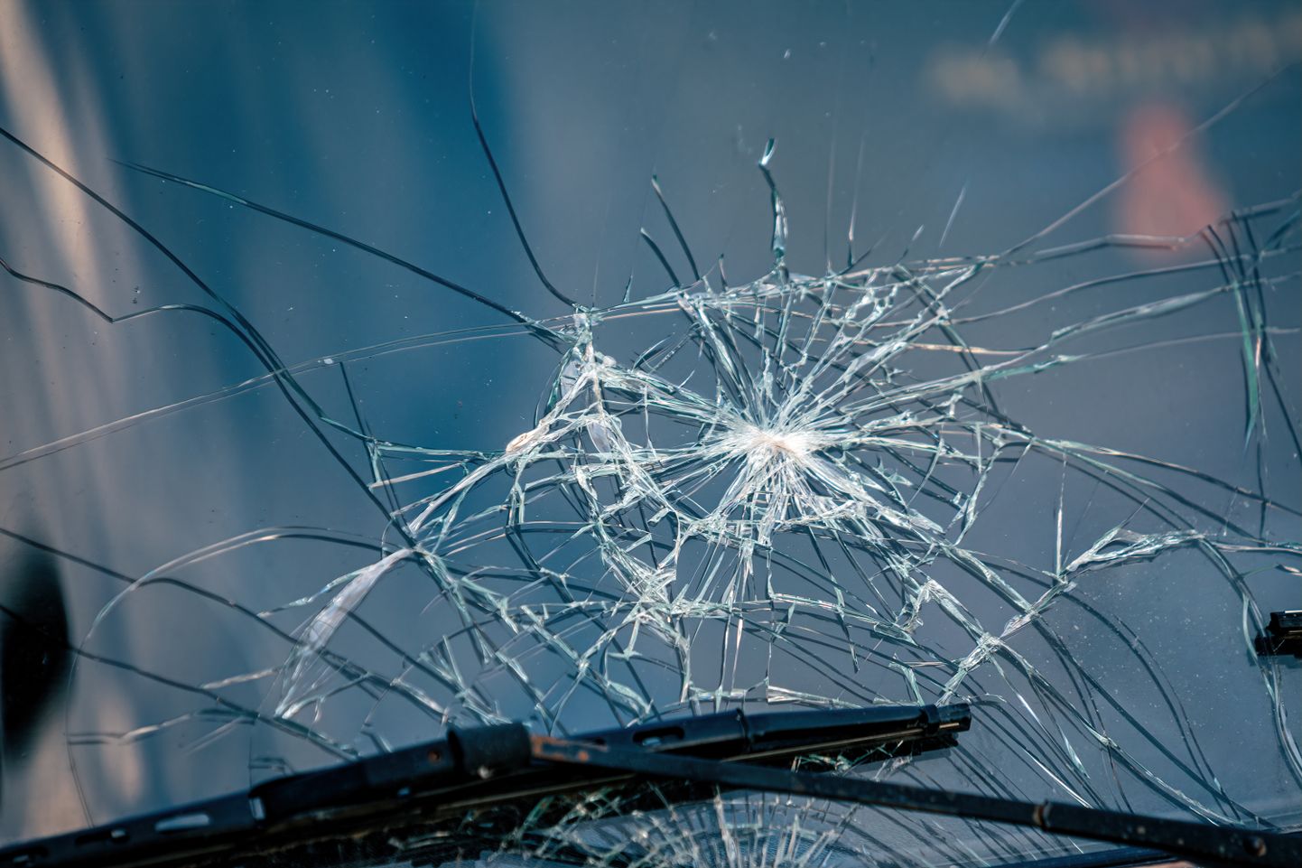 Разбитое лобовое стекло автомобиля. Иллюстративное фото