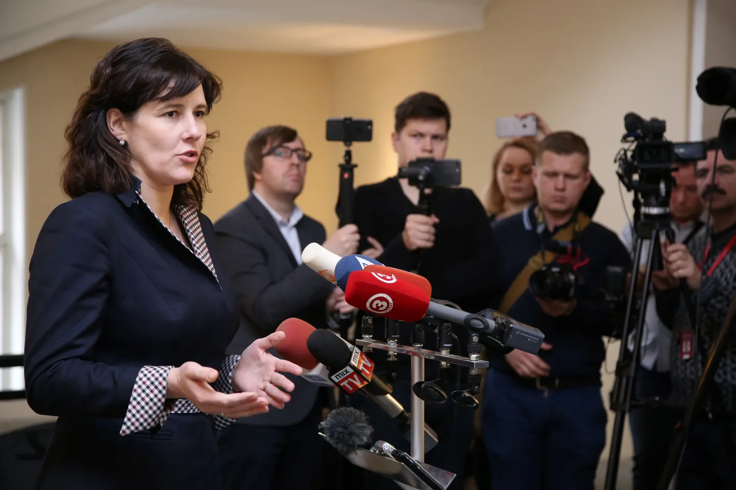 Läti rahandusminister Dana Reizniece-Ozola (vasakul) on pidanud viimastel kuudel Läti pangandust tabanud kriisi jooksul korduvalt jagama selgitusi sektori stabiilsuse osas.