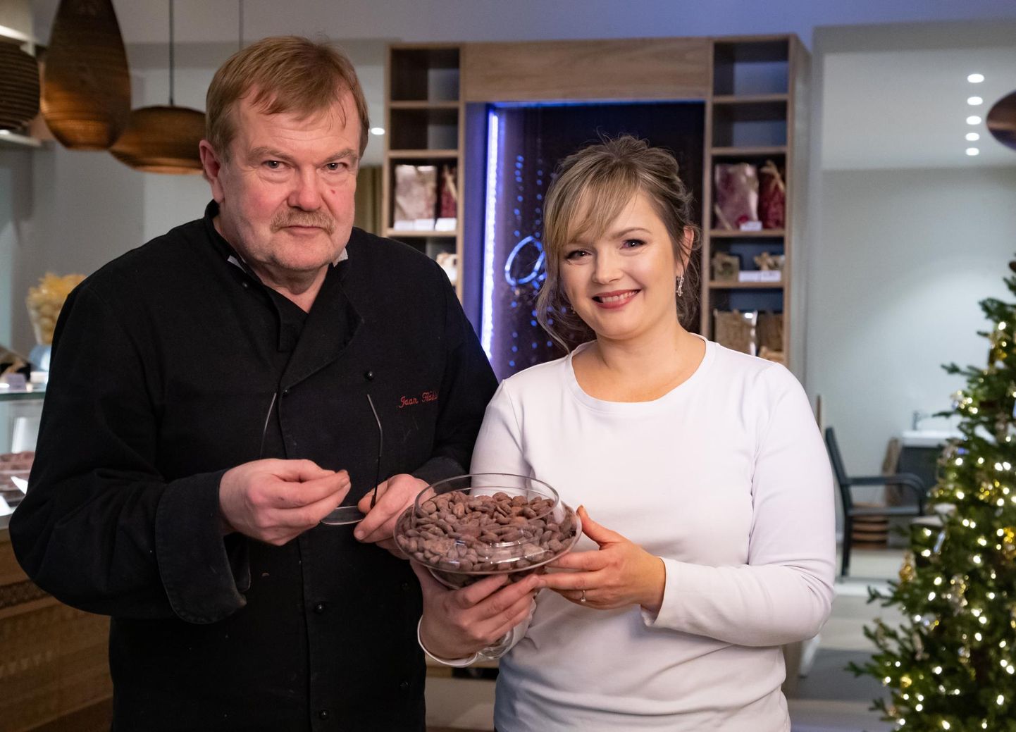 Chocolala śokolaadimeister Jaan Habicht ning asutaja ja perenaine Kristi Lehtis demonstreerivad, millised näevad välja kakaooad, millest śokolaadi tehakse.